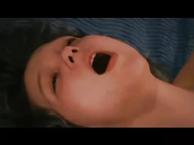 एक ओले लाल केस असलेली आकर्षक तिचे पाय पसरते आणि हस्तमैथुन करते