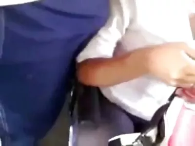 श्यामला एक dildo वर बसलेला आहे