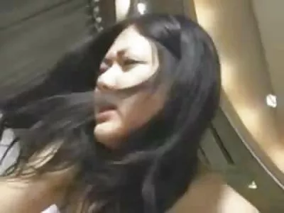 एक मोठा dildo एक श्यामला आत आहे