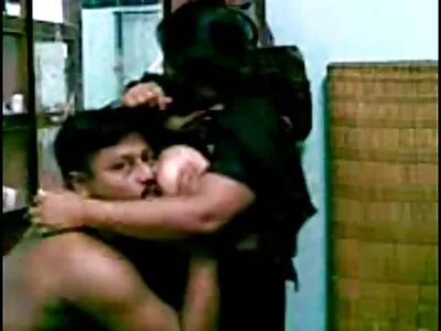 सुंदर परिपक्व गोरी पत्नी पतीला अधीन आहे आणि हा व्हिडिओ स्वीकारते