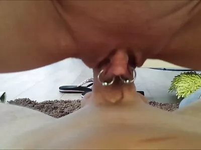 Busty पत्नी गुडघ्यावर