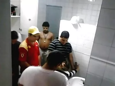 लहान केस असलेली क्यूटी जुन्या फॅटीने चोखत आहे