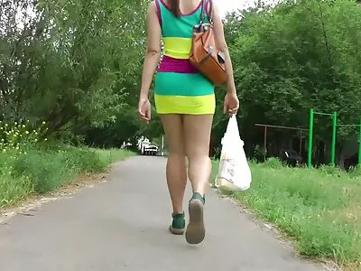 भव्य किशोर स्वतःला व्हायब्रेटरने मालिश करतो