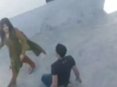 एक स्लट एक डिल्डो च्या वर आहे