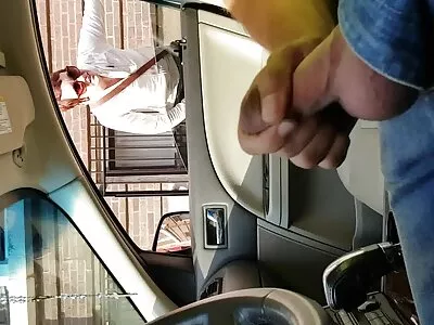 एक लॅटीना स्क्वर्टिंग करताना दिसते