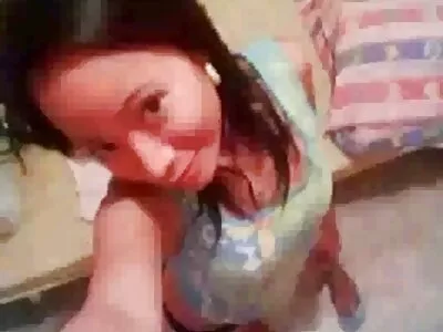स्कीनी स्लटला काही लंड मिळत आहे