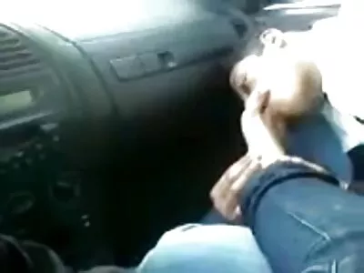मुलगी तिचा पट्टा वापरत आहे