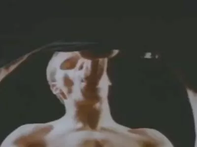 Busty महिला हस्तमैथुन करत आहे