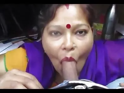 आयव्ही तिच्या परिपूर्ण स्तन वर कम साठी विनवणी करतो