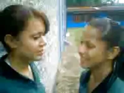 किशोर तिच्या कमाल करण्यासाठी एक लंड मिळवतो