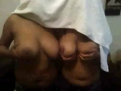 गोड वेश्याच्या तोंडातून गरम कम पळून गेला