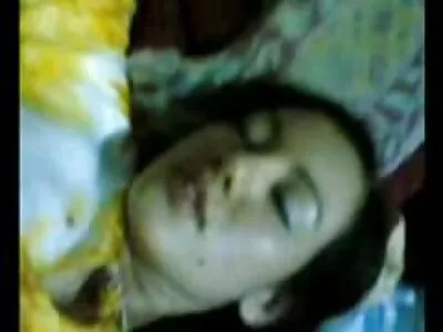 किशोरला तिची पहिली पट्टी मिळते, जेव्हा तिचा कॅमेरा तिला रेकॉर्ड करतो
