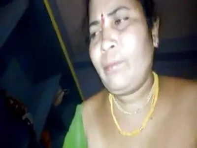 एक लाल डोके आणि तिचा BFF एक माणूस चोखत आहे