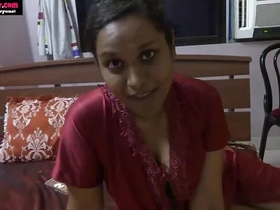 आराध्य चिक तिच्या पायांचा वापर करत आहे