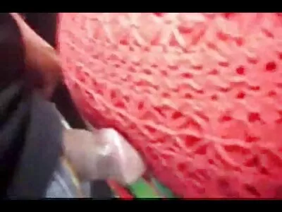 एक लाल केस असलेली स्लट एक dildo सह masturbates