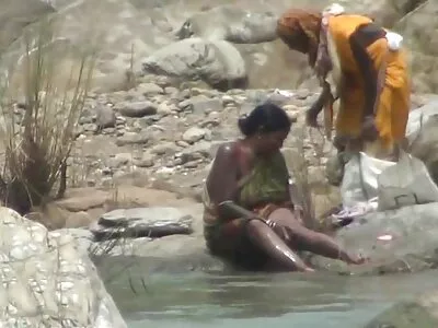 गरम कुत्री बांधली आहे आणि चोखले आहे