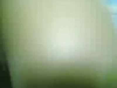 सेक्सी गोष्ट तिचे कपडे काढते
