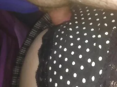 कॉलेजचे काही विद्यार्थी घरी क्लासेस संपल्यावर मजा करतात, मजा करतात