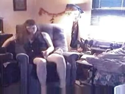त्यामुळे सुंदर श्यामला मैत्रीण घरी एक blowjob शनिवार रात्री एक नरक करा