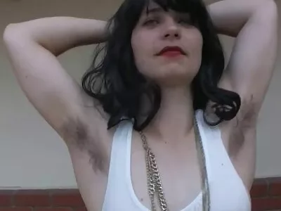 Busty मुलगी तिच्या स्तन उघड