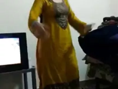 एक पिल्ला कोंबडा सांभाळत आहे