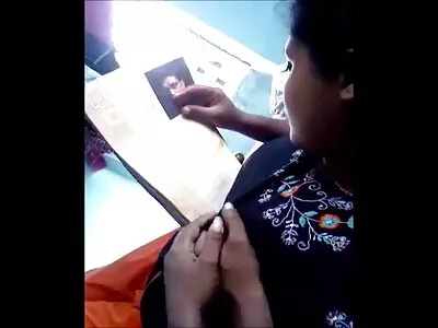 आंघोळीमध्ये बोन केलेले पूर्णतः मुंडलेले श्यामला