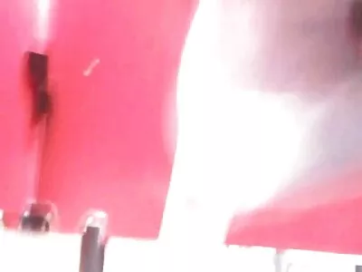 गोरा बेब एक मोठे आश्चर्य हाताळते.