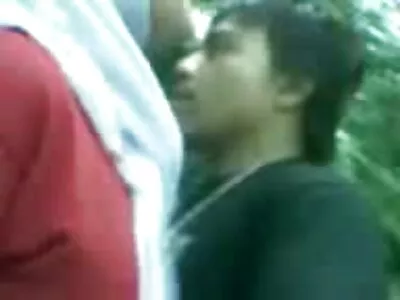 गोरा तिच्या खेळण्यांसह खेळत आहे