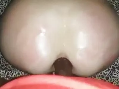 सेक्सी स्लट तिचे पाय उघडते