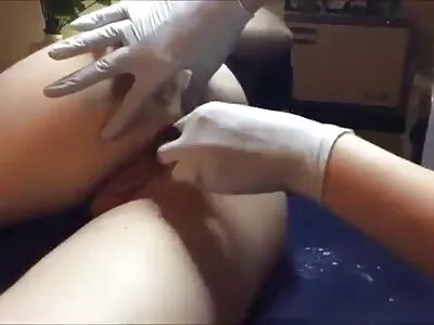 काळे केस असलेल्या स्त्रीला मजा येते